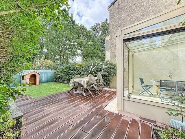 maison avec 5 chambres et véranda — photo du bien