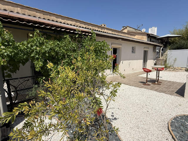 Maison T4 rénovée avec garage, cave et jardin   Nîmes Les Ca — photo du bien