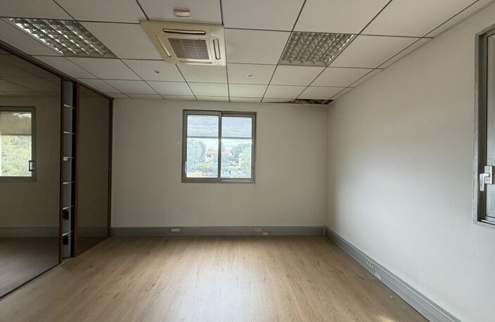 BUREAUX à LOUER — photo 3