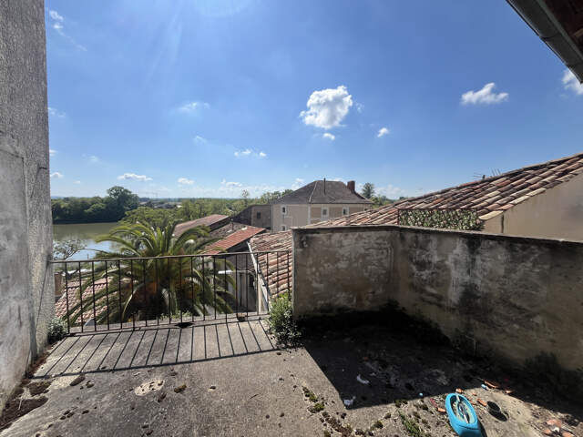Immeuble à rénover avec garage — photo du bien