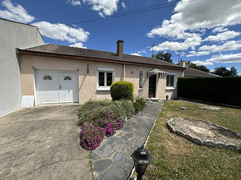 Maison de plain-pied avec garage, cave et terrain attenant — photo 1