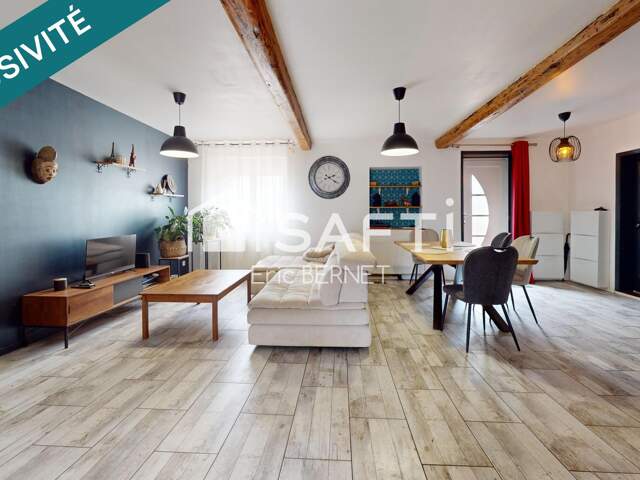 Maison au centre , maison de village avec extérieur . — photo du bien