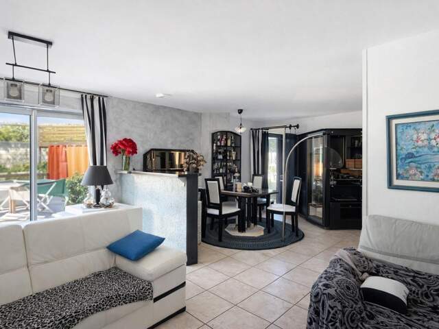 Plain-pied familial, 4 chambres, piscine et double garage : le calme sans compromis. — photo du bien