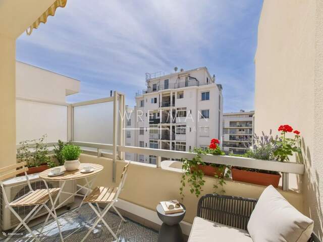Charmant 4 pièces avec balcons et vues dégagées mer et collines — photo du bien