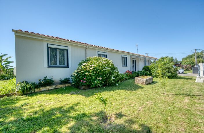 Maison de plain-pied de 135 m² à vendre - 4 chambres - 1 bureau - 7 pièces TONNAY CHARENTE (17) — photo 2