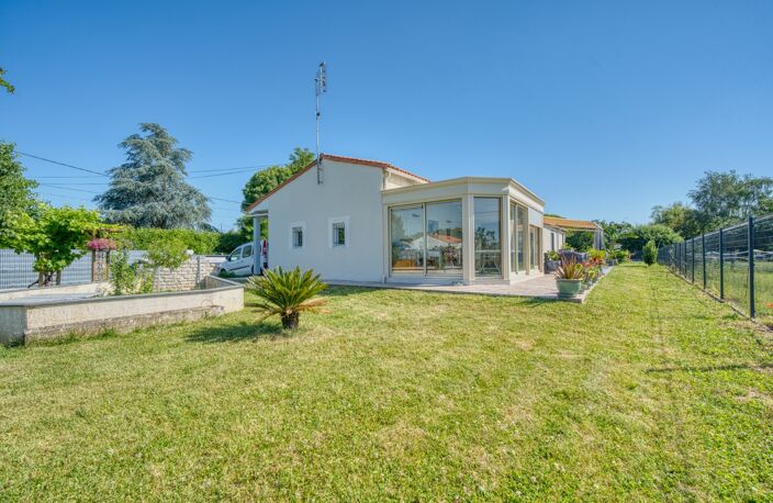Maison de plain-pied de 135 m² à vendre - 4 chambres - 1 bureau - 7 pièces TONNAY CHARENTE (17) — photo 3