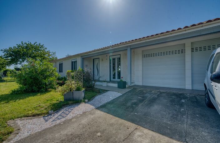 Maison de plain-pied de 135 m² à vendre - 4 chambres - 1 bureau - 7 pièces TONNAY CHARENTE (17) — photo 4