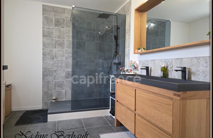 Maison à vendre 4 pièces LORRIS (45), réno 2023, piscine, séjour cheminée sur cuisine US, PAC, panneaux et prise voiture élec — photo 4