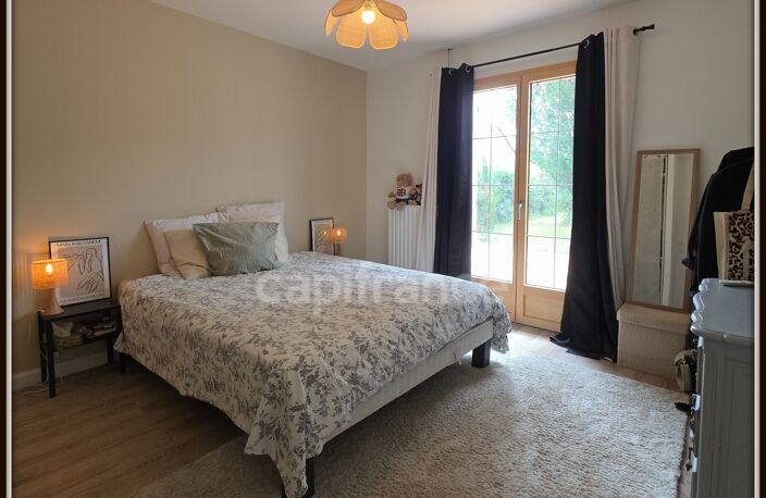 Maison à vendre 4 pièces LORRIS (45), réno 2023, piscine, séjour cheminée sur cuisine US, PAC, panneaux et prise voiture élec — photo 5