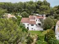 **Maison familiale de 205 m² sur 2 050 m² de terrain avec piscine, dépendance et cadre verdoyant** — photo 2