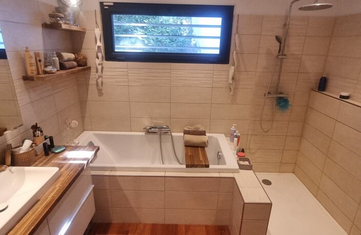 **Maison familiale de 205 m² sur 2 050 m² de terrain avec piscine, dépendance et cadre verdoyant** — photo 5
