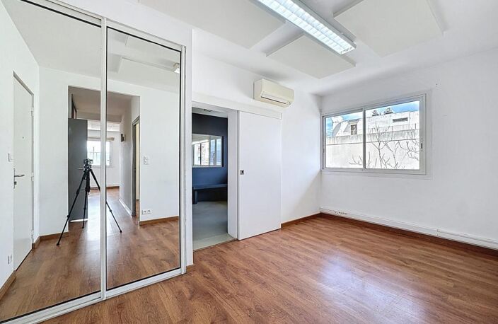 LOCAL PROFESSIONNEL OU COMMERCIAL — photo 2