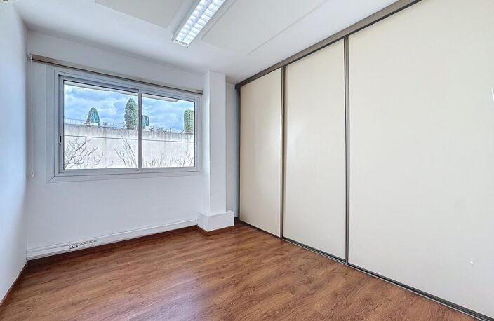 LOCAL PROFESSIONNEL OU COMMERCIAL — photo 3