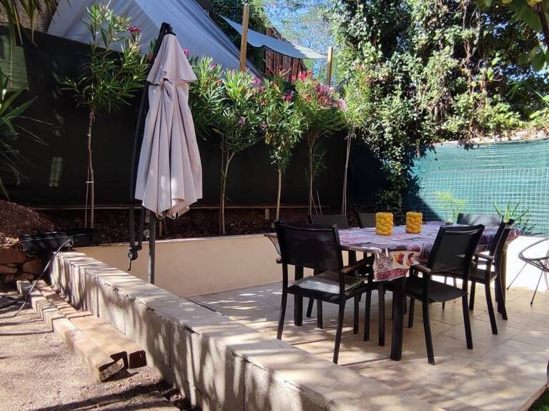 Roquebrune-sur-Argens : Magnifique villa T4 de 80 m² entièrement rénovée, avec extérieur, garage et chambres spacieuses – Emplacement d'exception tout à pied — photo 1