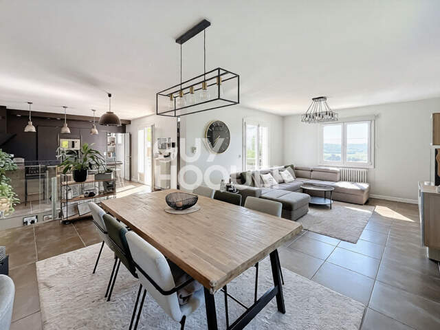 Maison 5 chambres, double garage, terrasse et jardin dans un secteur calme et recherché. — photo du bien