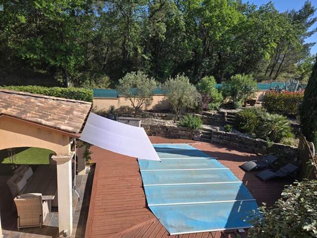 Villa avec piscine, dans un cadre résidentiel prisé — photo du bien