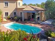 Villa avec piscine, dans un cadre résidentiel prisé — photo 3