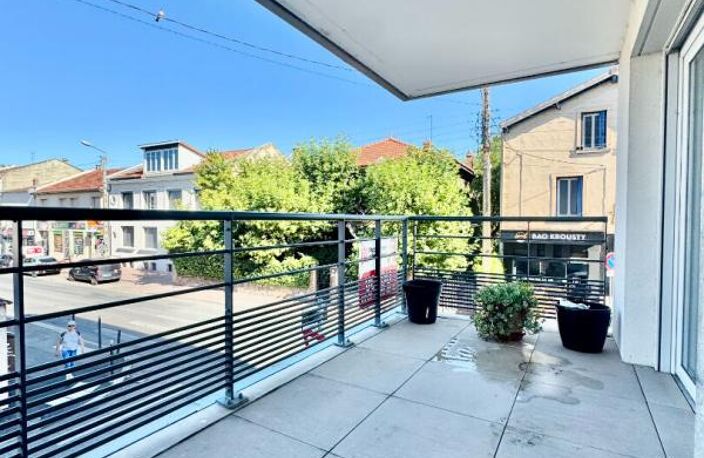 Appartement T3 récent avec balcon et garage Secteur recherché de Décines-Charpieu — photo 2