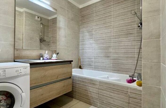 Appartement T3 récent avec balcon et garage Secteur recherché de Décines-Charpieu — photo 4