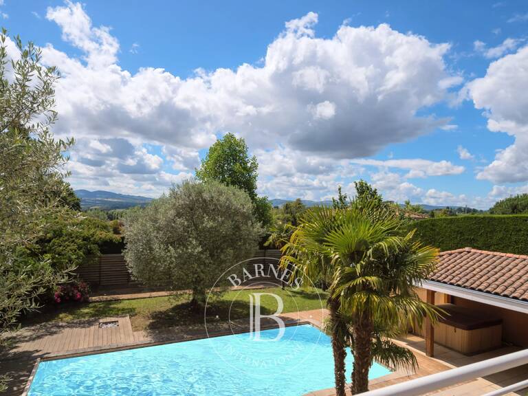 Vourles - Secteur résidentiel - Maison familiale de 325 m² - Terrain avec piscine de 1716 m² - 5 chambres — photo 1