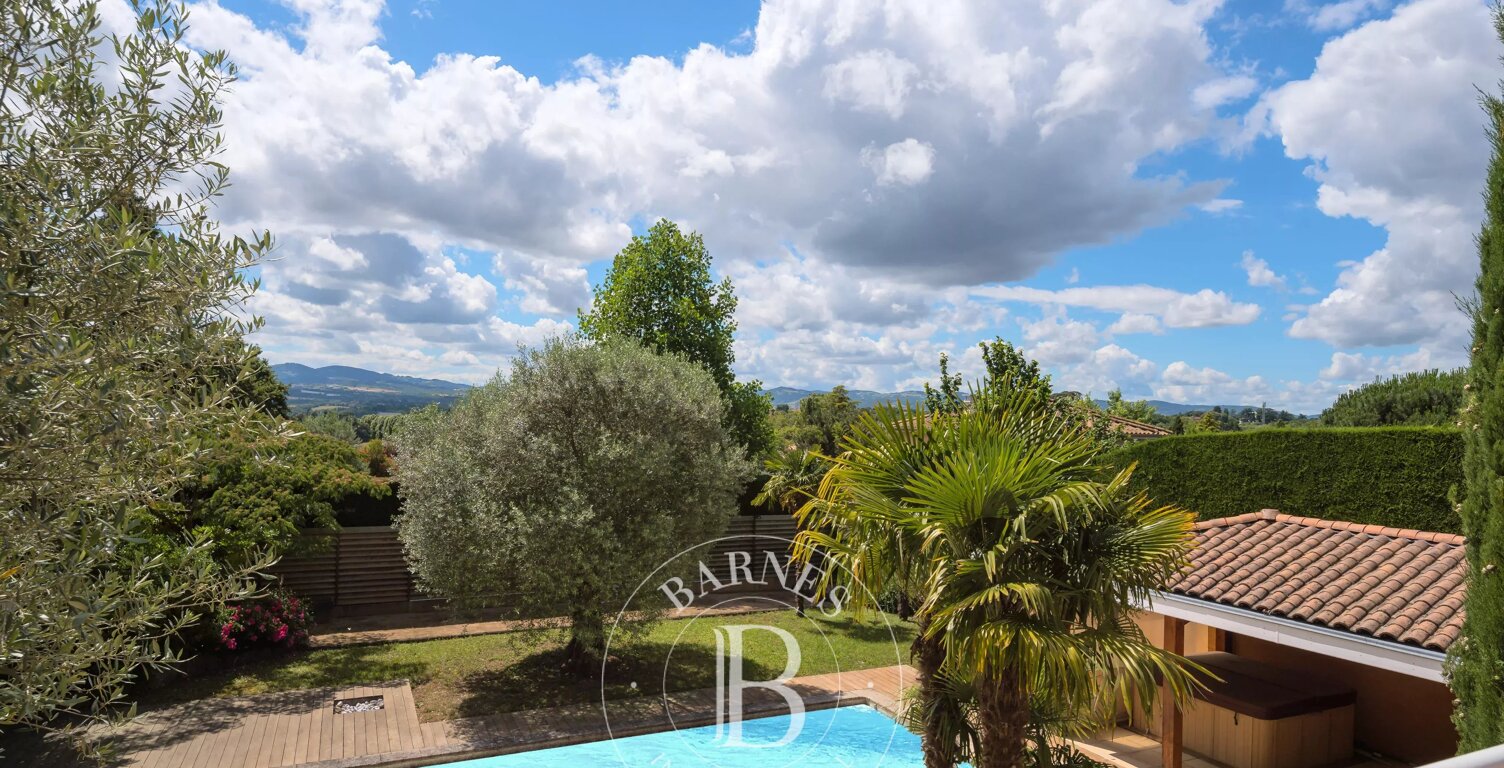 Vourles - Secteur résidentiel - Maison familiale de 325 m² - Terrain avec piscine de 1716 m² - 5 chambres — photo 1