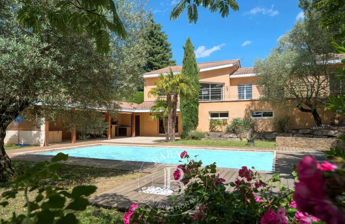 Vourles - Secteur résidentiel - Maison familiale de 325 m² - Terrain avec piscine de 1716 m² - 5 chambres — photo 2