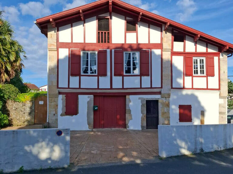 Bourg Ascain T3 53.56 m2 + Combles 50m², Jardin et stationnement — photo 1