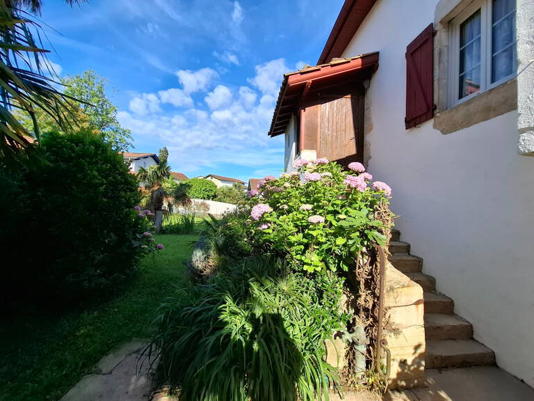 Bourg Ascain T3 51.65 m2 + Combles 50m², Jardin et stationnement — photo 1