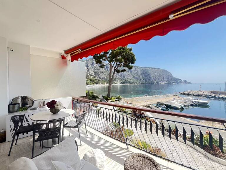 Eze bord de Mer, pied dans l'eau, bel appartement 3 pièces. — photo 1