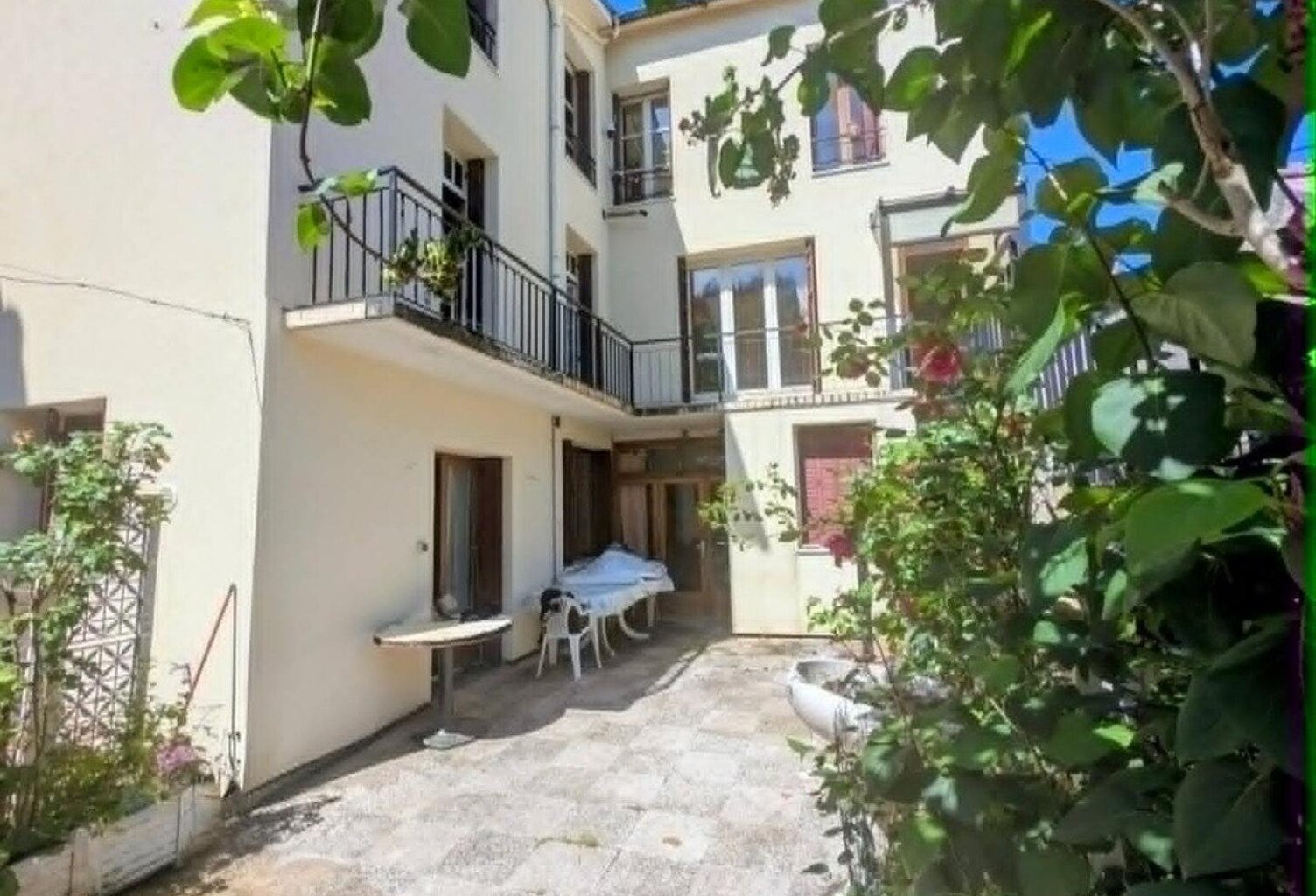Ensemble immobilier à rénover avec jardin et garage à Bort-les-Orgues — photo 1