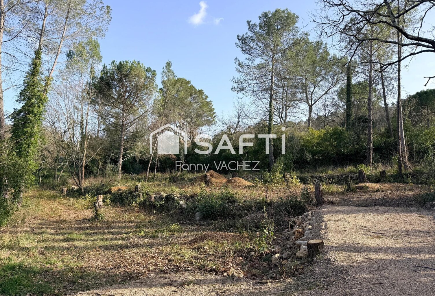 Terrain constructible de 2235m2 à TOURRETTES — photo 1