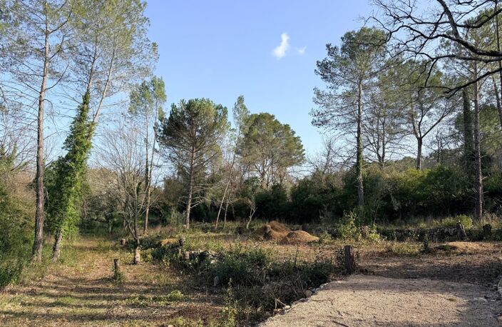 Terrain constructible de 2235m2 à TOURRETTES — photo 2
