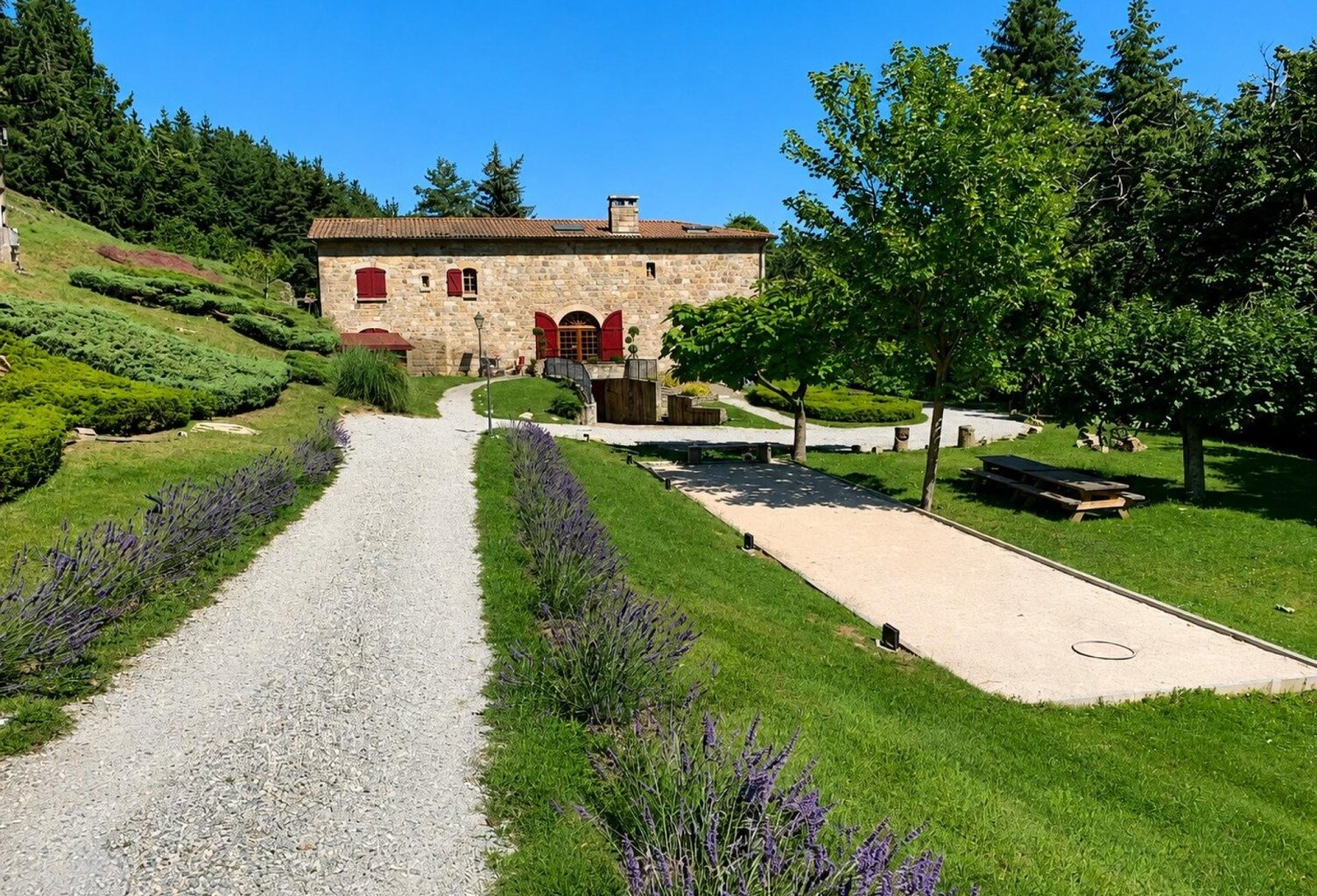 Propriété d'exception nichée dans plus de 5 hectares de nature préservée, où authenticité, sérénité et potentiel touristique se rencontrent. — photo 1