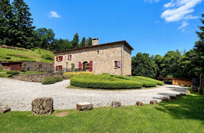 Propriété d'exception nichée dans plus de 5 hectares de nature préservée, où authenticité, sérénité et potentiel touristique se rencontrent. — photo 2