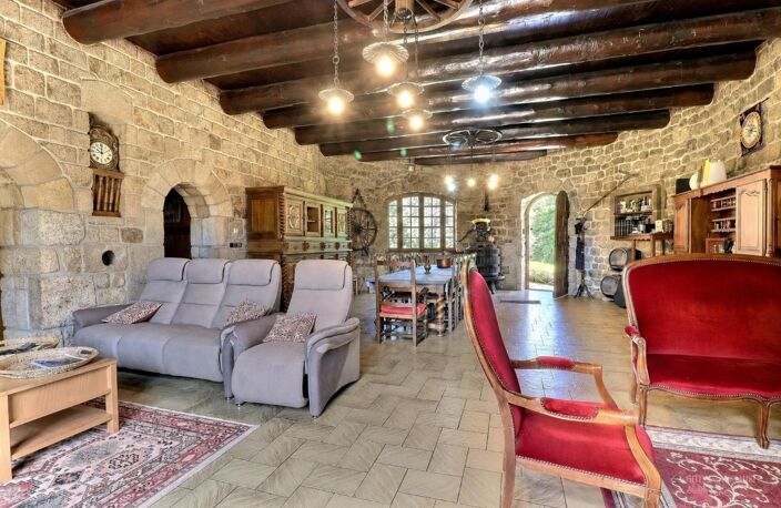 Propriété d'exception nichée dans plus de 5 hectares de nature préservée, où authenticité, sérénité et potentiel touristique se rencontrent. — photo 4