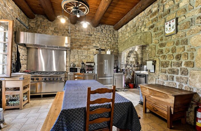 Propriété d'exception nichée dans plus de 5 hectares de nature préservée, où authenticité, sérénité et potentiel touristique se rencontrent. — photo 5