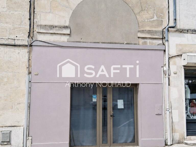 Local commercial avec vitrine, étage au dessus. — photo 1
