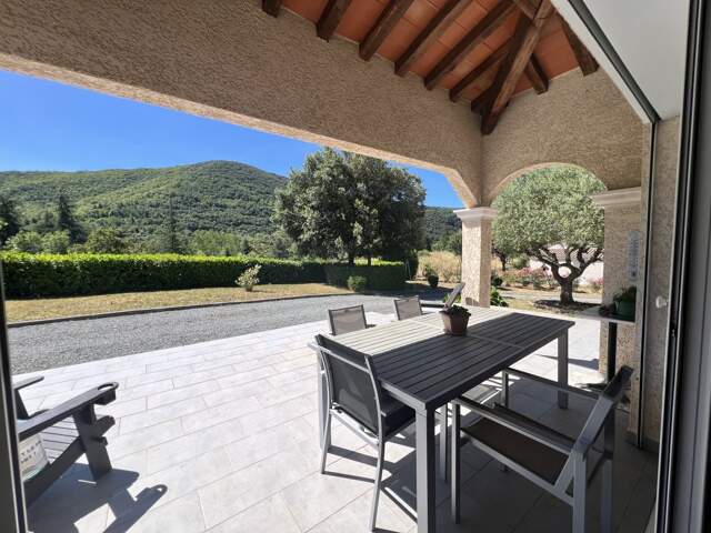 Villa  terrain de 2033 m² — photo du bien