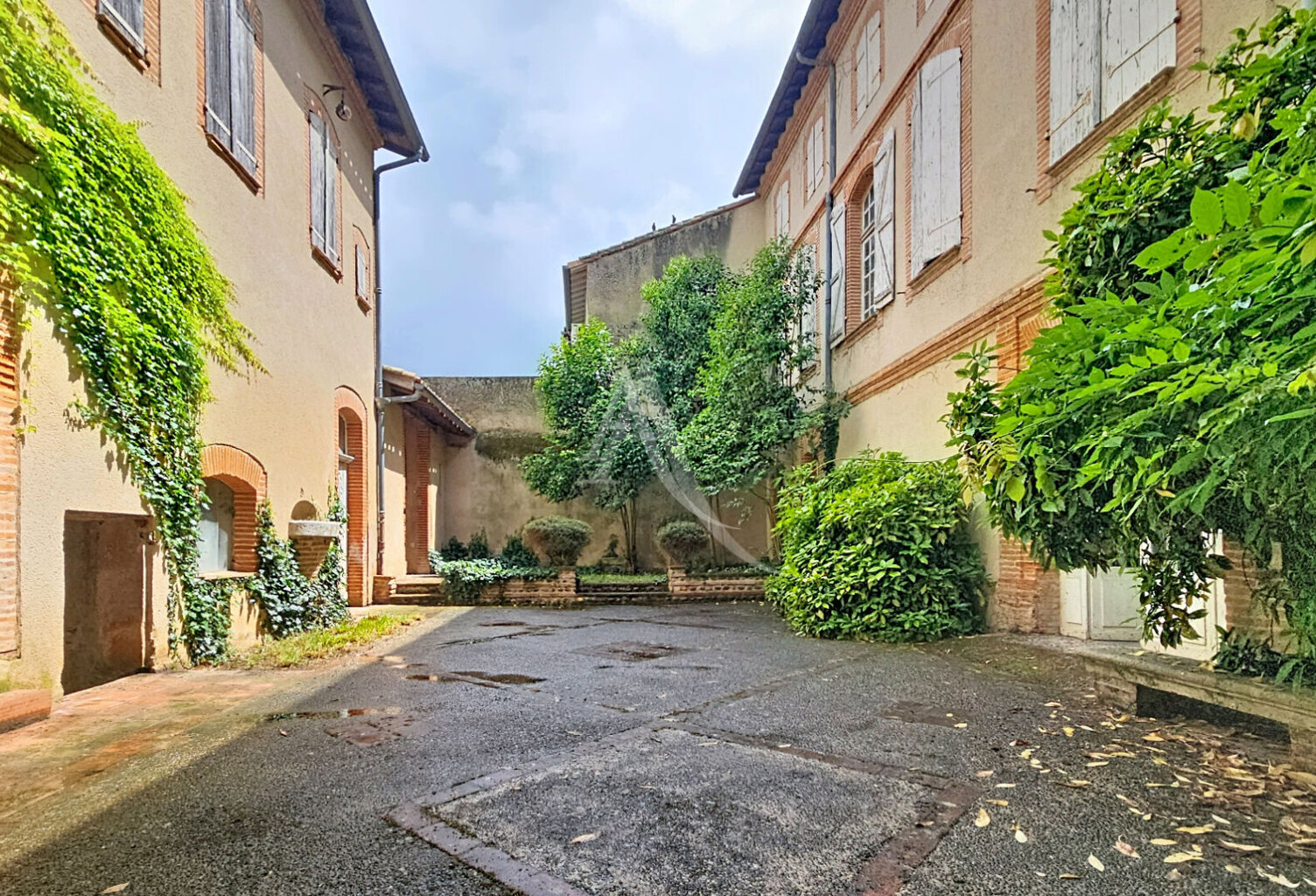 Castelsarrasin ensemble immobilier de caractère. — photo 1
