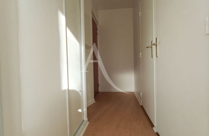 STUDIO RÉNOVÉ 29m² + PARKING - CERGY LE HAUT  GARE — photo 5