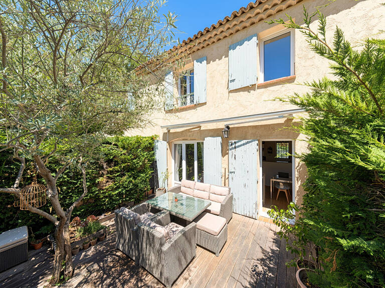 Vente  Aix nord Puyricard proche commodités LC Gestion vous propose dans une résidence standing avec piscine une maison de type 3/4 avec terrasse plein sud, parking, calme. — photo 1