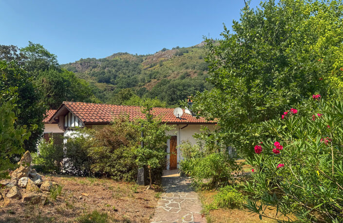 Maison de plain pied avec parc arboré de 2472m2 — photo 2