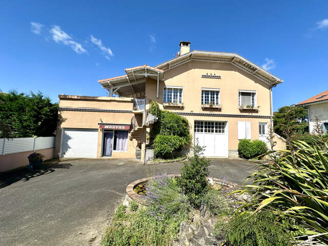 Bien rare au coeur de Sauveterre-de-Béarn : maison familiale — photo du bien