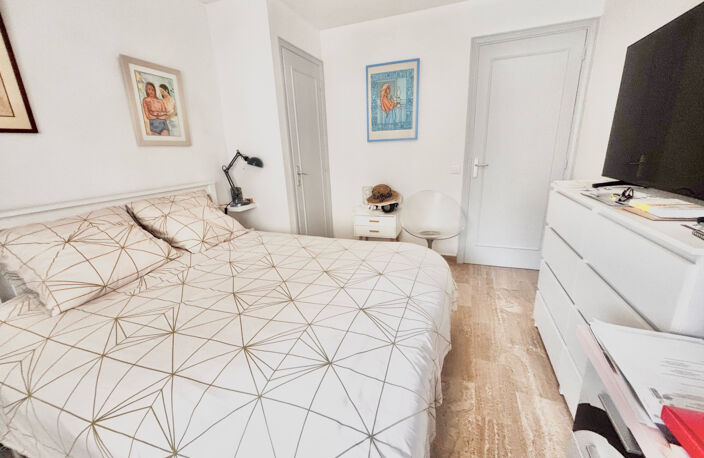 CANNES CENTRE  RARE ! 4433EUR/M2 T2 60M2 EXTÉRIEURS CAVE 6 COU — photo 3