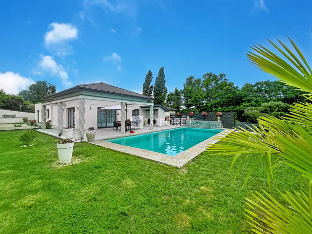 Maison contemporaine de plain-pied avec piscine chauffée et prestations haut de gamme — photo du bien