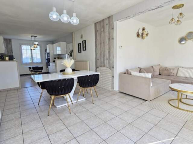 Noyant centre – Plain-pied 3 chambres, jardin sans vis-à-vis et garage de 35 m² — photo du bien