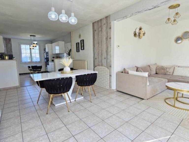 Noyant centre – Plain-pied 3 chambres, jardin sans vis-à-vis et garage de 35 m² — photo 1