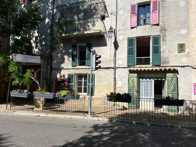 Maison de village à rénover – Centre de La Verdière (83) — photo du bien