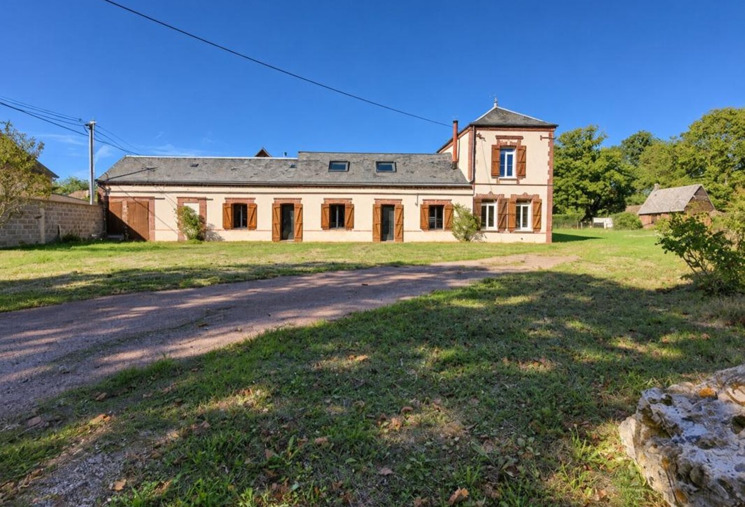 NOUVEAUTÉ – Maison de caractère rénovée de 183 m² avec fort potentiel — photo 1
