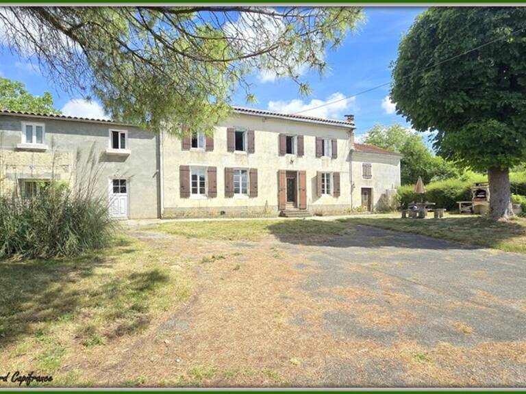 Maison FAMILIALE à vendre 8 pièces (226m²) à SAINT PIERRE DE JUILLERS (17) sur plus d'1 hectare de terrain avec HANGAR et DEPENDANCES — photo 1